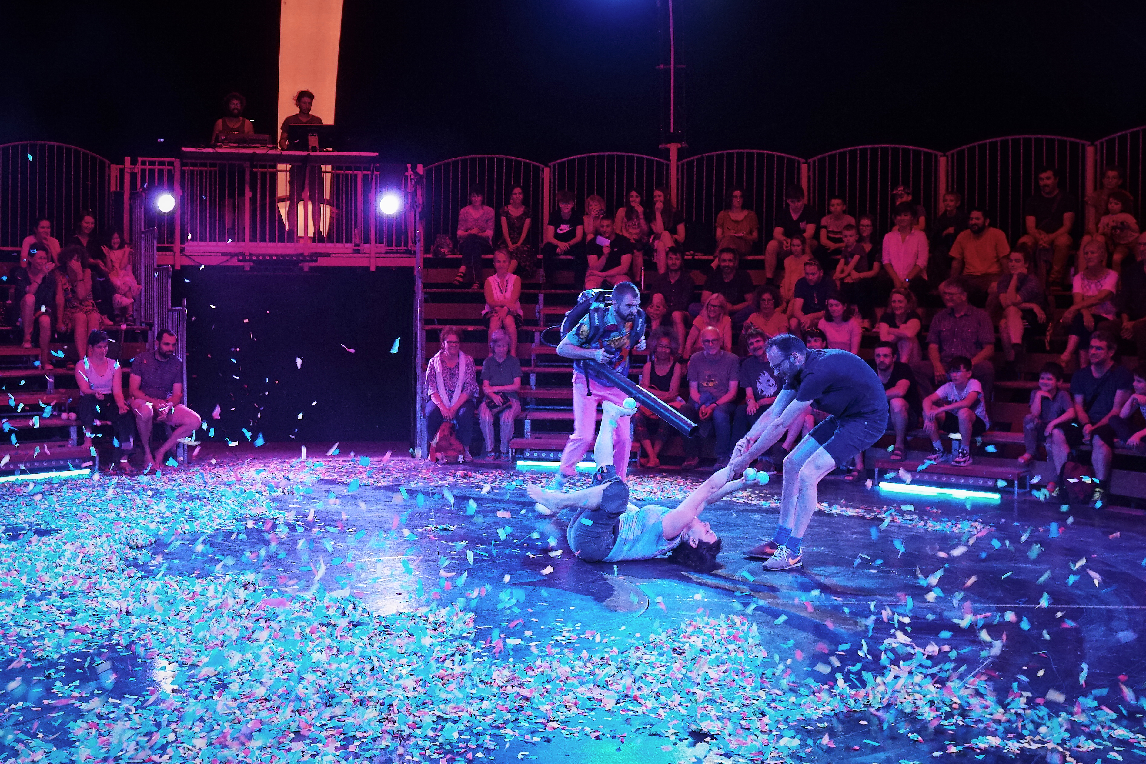 Chapiteau gonfable Les Fauves installé à Semur-en-Auxois, vue intérieure, 2022